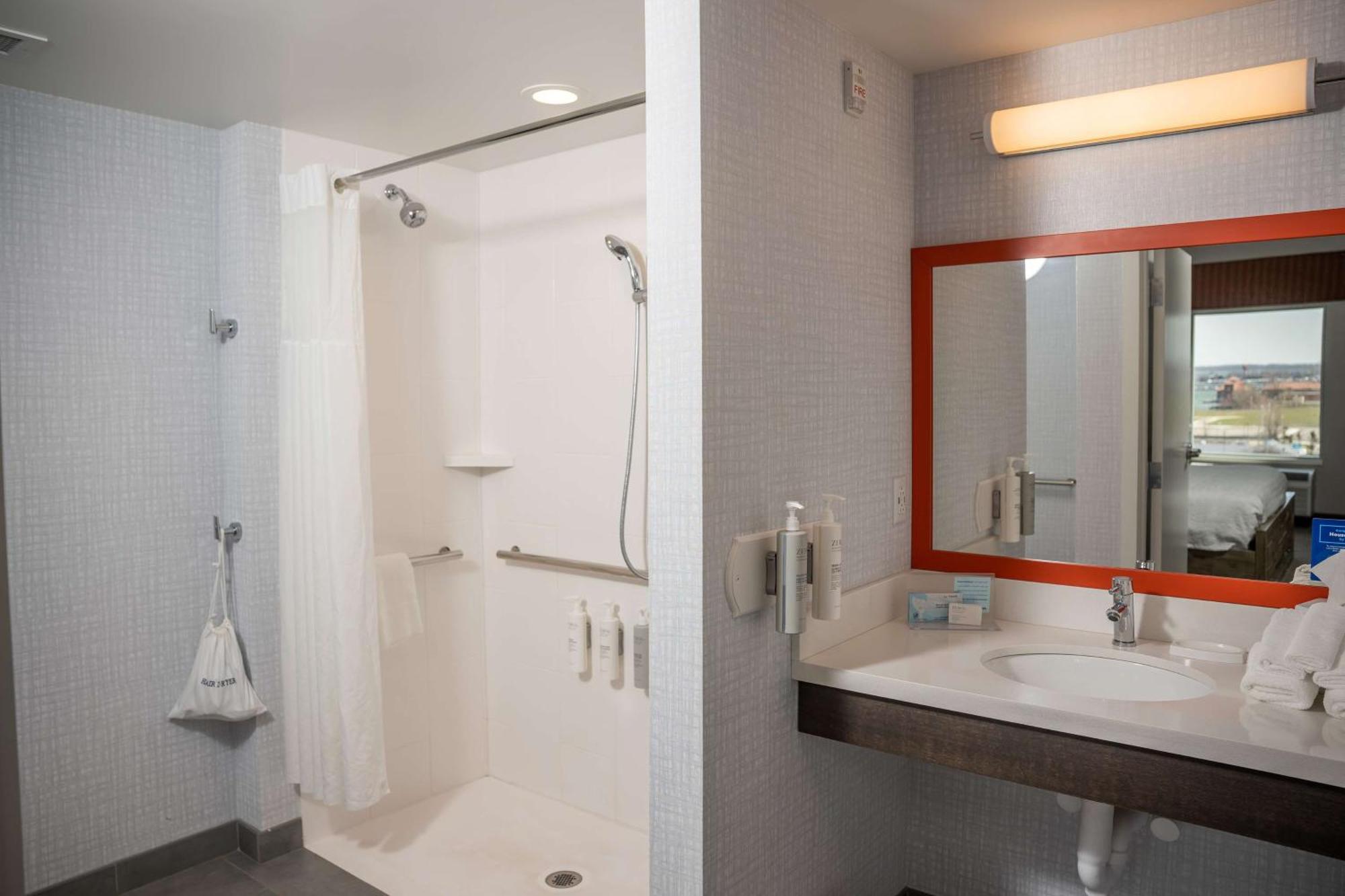 Hampton Inn & Suites Erie Bayfront Εξωτερικό φωτογραφία